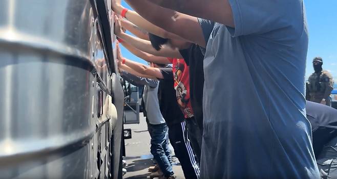 미국 이민세관단속국 ICE(U.S. Immigration and Customs Enforcement)가 조지아주 내 현대자동차그룹과 LG에너지솔루션 합작 배터리 공장 건설 현장의 한국인 직원 300여 명을 기습 단속·구금하는 영상을 공개했다. /뉴스1