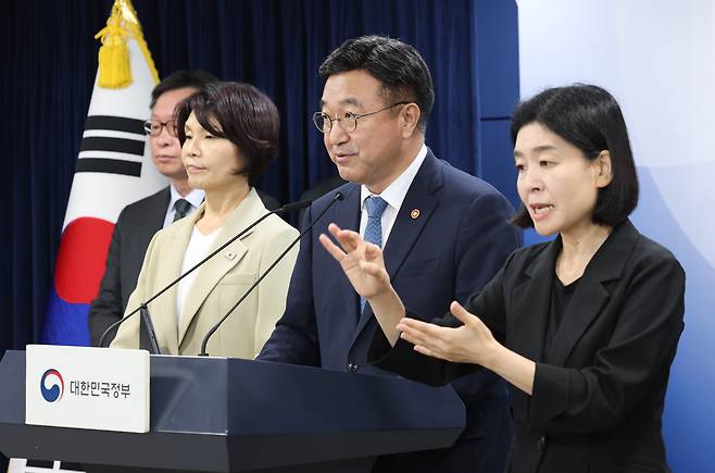 윤호중 행정안전부 장관과 한정애 더불어민주당 정책위의장이 7일 서울 종로구 정부서울청사에서 제3차 고위당정협의회 결과 브리핑을 하고 있다. / 뉴스1