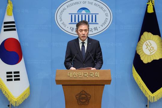 황현선 조국혁신당 사무총장이 7일 서울 여의도 국회 소통관에서 당내 성 비위 사건에 대해 사과하고 사퇴 의사를 밝히는 기자회견을 하고 있다. 연합뉴스