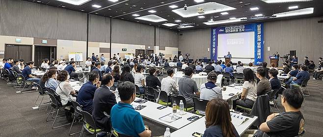 더불어민주당 정청래 대표가 6일 경기도 고양시 킨텍스에서 열린 평당원 최고위원 선출 경선공론화 조사 행사에 참석해 축사하고 있다. 연합뉴스