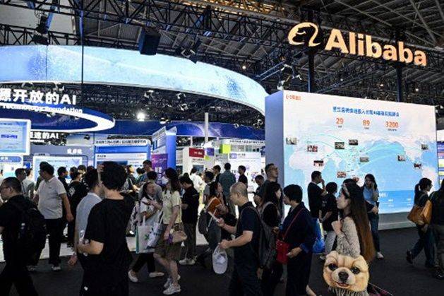 지난 7월28일 상하이 세계엑스포컨벤션센터에서 열린 ‘세계인공지능대회’(WAIC)에서 관람객들이 알리바바 전시 부스를 찾고 있다. ⓒ AFP/연합뉴스