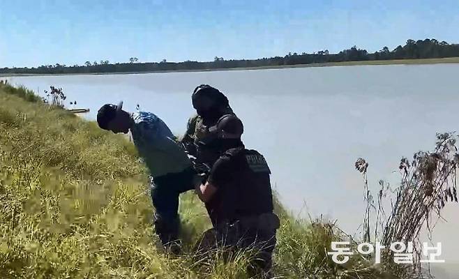 4일(현지 시간) 미국 이민세관국이 조지아주 엘라벨에 있는 현대자동차그룹 전기차 공장에서 불법 이민자를 단속하고 있다. ICE 홈페이지 캡처