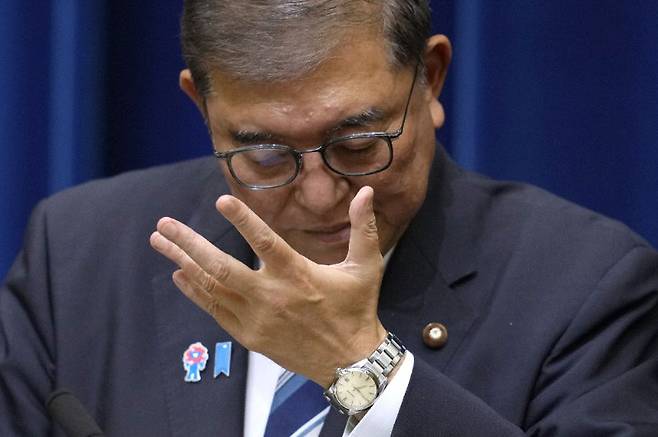 이시바 시게루 일본 총리가 8일 도쿄 총리 관저에서 기자회견을 열고 사퇴 의사를 밝혔다. 지난해 10월 집권 후 집권 자민당이 주요 선거에서 연이어 패한 후 사퇴 여론이 높아지자 11개월 만에 물러나게 됐다. 도쿄=AP 뉴시스