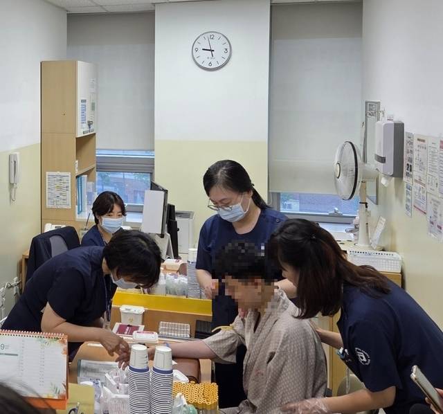 서울의료원 의료진이 4일 건강증진센터에서 한 발달장애인을 상대로 채혈하고 있다.