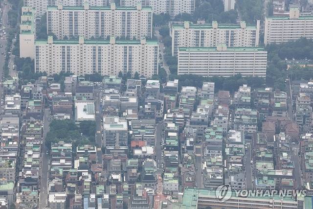 서울 송파구 롯데월드타워 전망대 서울스카이에서 바라본 서울 시내 아파트 및 빌라단지의 모습.[연합뉴스]