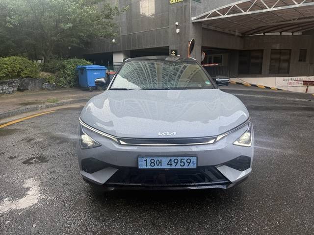 양 끝의 주간주행등(DRL)을 하나의 선으로 이어 정면에서 봤을 때 존재감을 높였다.