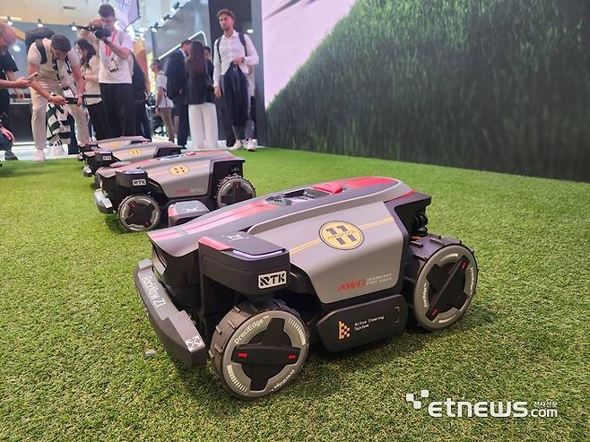 로보락이 처음으로 선보인 잔디깎이 로봇 (사진=김신영 기자)