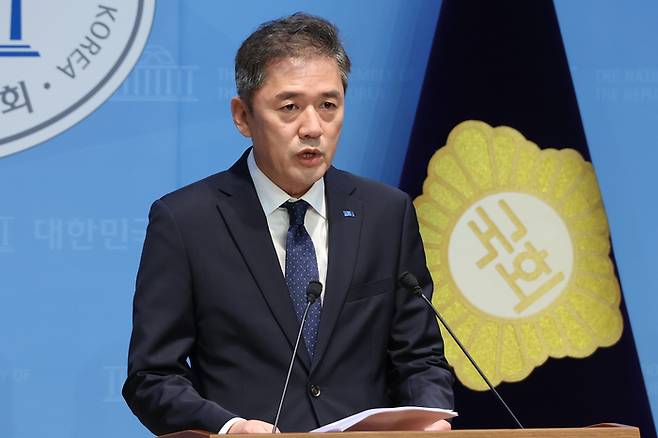 조국혁신당 황현선 사무총장이 7일 서울 여의도 국회 소통관에서 당내 성 비위 사건에 대해 사과하며 사퇴 의사를 밝히고 있다. 연합뉴스