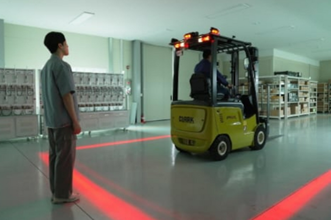 DH오토아이의 인공지능(AI) 기반 지능형 보행자 인식시스템이 적용된 지게차 시연 모습. 서브원 제공