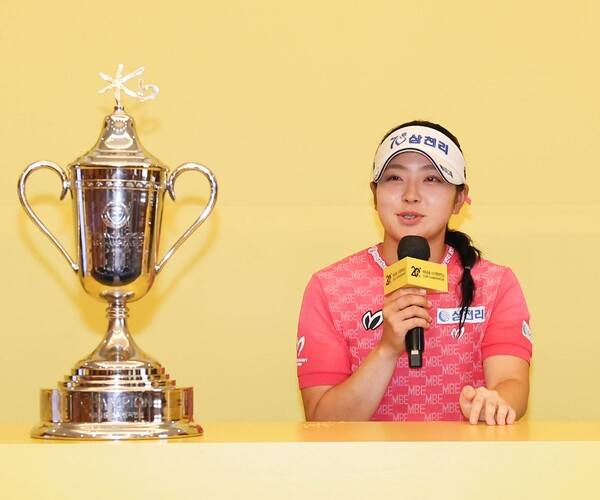 2025년 한국여자프로골프(KLPGA) 투어 메이저 대회 KB금융 스타챔피언십 우승을 차지한 디펜딩 챔피언 유현조 프로가 우승 기자회견 하는 모습이다. 사진제공=KLPGA (이미지를 무단으로 사용하지 마십시오)