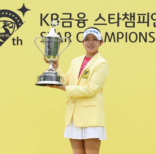 2025년 한국여자프로골프(KLPGA) 투어 메이저 대회 KB금융 스타챔피언십 우승을 차지한 디펜딩 챔피언 유현조 프로가 우승 트로피를 들고 기념 촬영하는 모습이다. 사진제공=KLPGA (이미지를 무단으로 사용하지 마십시오)