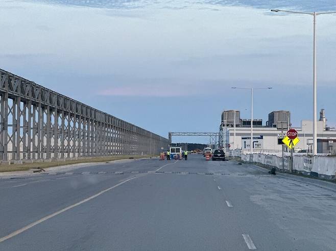 7일 미국 조지아주 현대차-LG엔솔 공장 건설 현장 입구를 막고 있는 직원들. 서배나/김원철 특파원