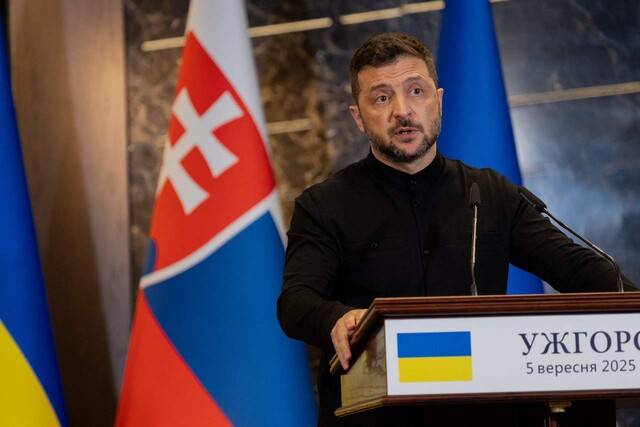 5일(현지시각) 우크라이나 우즈호로드에서 로베르트 피코 슬로바키아 총리와 정상회담을 가진 뒤 기자회견에 참석한 볼로디미르 젤렌스키 우크라이나 대통령. AFP 연합뉴스