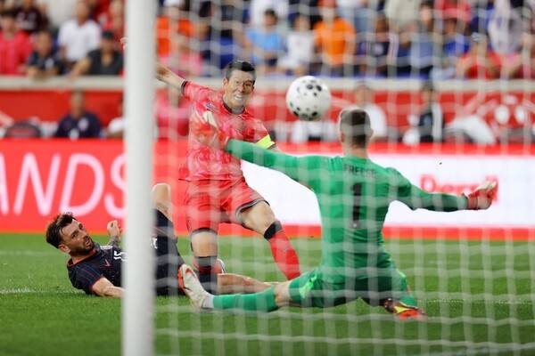 손흥민이 7일(한국시각) 미국 뉴저지주 해리슨의 스포츠일러스트레이티드 스타디움에서 열린 미국과의 평가전에서 선제골을 넣고 있다. 해리슨/AFP 연합뉴스