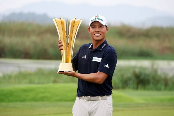 문도엽이 7일 전남 영암군 골프존카운티 영암45에서 열린 한국프로골프(KPGA) 투어 KPGA 파운더스컵에서 우승한 뒤 기뻐하고 있다. KPGA 제공