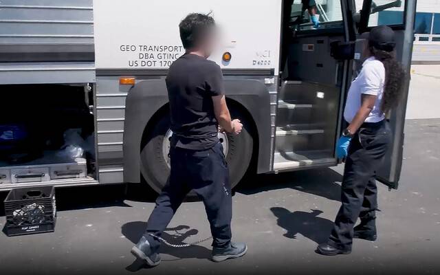 미국 이민단속 당국이 지난 4일(현지시각) 조지아주 현대차그룹-엘지(LG)에너지솔루션의 합작 배터리 공장 건설 현장에서 벌인 불법 체류·고용 단속 현장 영상을 누리집에 공개했다. 연합뉴스