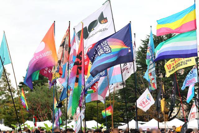 지난 6일 남동구 인천시청 앞 애뜰광장에서 제8회 인천퀴어문화축제가 열리고 있다. 연합뉴스