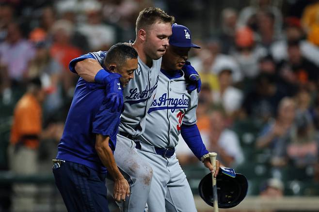 <yonhap photo-4930=""> BALTIMORE, MD - SEPTEMBER 05: Dalton Rushing #68 of the Los Angeles Dodgers is assisted off the field by manager Dave Roberts #30 and a member of the training staff after taking a ball to the leg during the sixth inning against the Baltimore Orioles at Oriole Park at Camden Yards on September 5, 2025 in Baltimore, Maryland. Dalton Rushing did not return to the game. Scott Taetsch/Getty Images/AFP (Photo by Scott Taetsch / GETTY IMAGES NORTH AMERICA / Getty Images via AFP)/2025-09-06 12:36:11/ <저작권자 ⓒ 1980-2025 ㈜연합뉴스. 무단 전재 재배포 금지, AI 학습 및 활용 금지></yonhap>