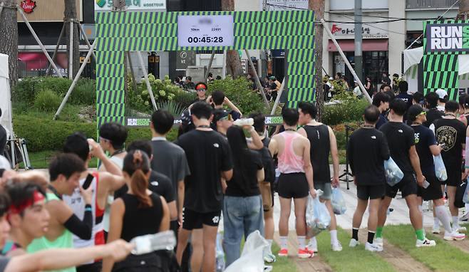 '런서울런 2025’ 대회를 마친 참가자들이 레코드 포토존에 길게 줄을 서고 있는 모습. 김민규 기자