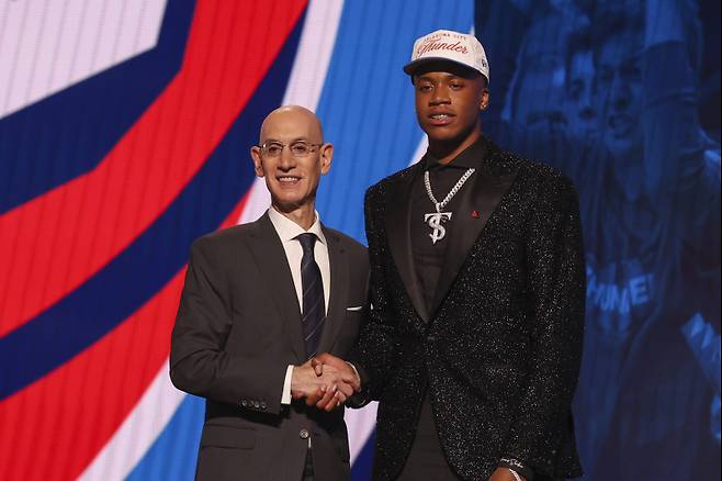<yonhap photo-4961="">지난 6월 2025 NBA 신인 드래프트에서 OCK의 지명을 받은 토마스 소버가 아담 실버 NBA 커미셔너와 악수하고 있다. [EPA=연합뉴스]</yonhap>