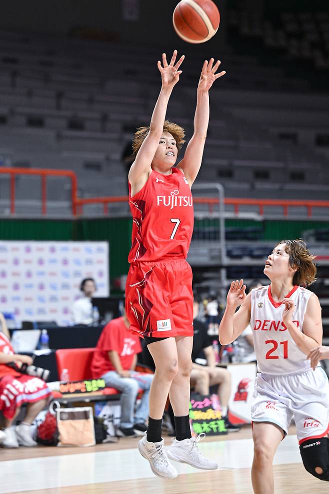 후지쯔 하야시 사키가 7일 부산 사직실내체육관에서 열린 덴소와의 2025 BNK금융 박신자컵 결승전에서 3점슛을 시도하고 있다. 사진=WKBL