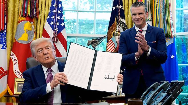 국방부 명칭을 '전쟁부'로 변경하는 행정명령에 서명한 트럼프 대통령