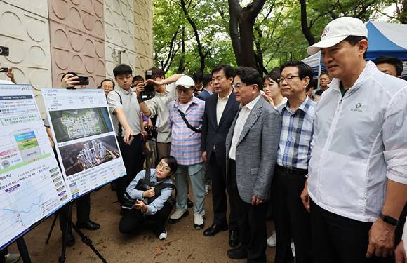 오세훈 서울시장이 4일 서울 도봉구 삼환도봉아파트 재건축사업 현장을 방문, 설명을 듣고 있다. [사진=연합뉴스]