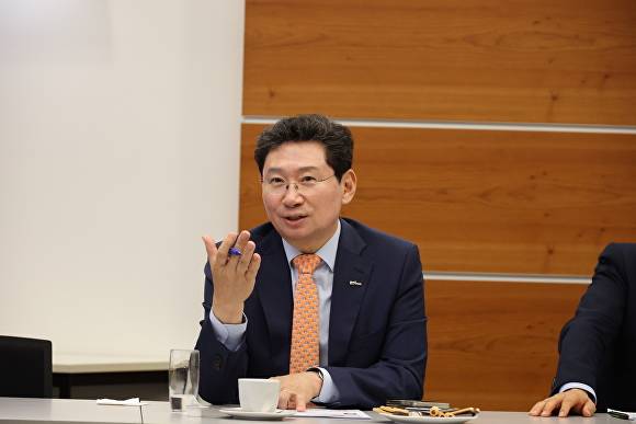 이상일 용인특례시장이 지난 5일(현지시간) 독일도시협의회 고위관계자 힐마르 로예브스키 운영총괄과의 간담회에서 도시 간 교류협력 방안에 대해 발언하고 있다. [사진=용인특례시]