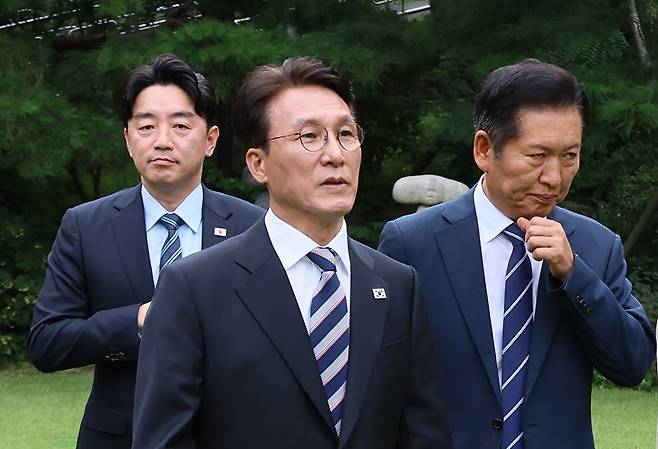 김민석 국무총리가 7일 서울 종로구 총리공관에서 열린 고위당정협의회에서 기념촬영을 마친 뒤 더불어민주당 정청래 대표, 강훈식 대통령 비서실장과 회의장으로 향하고 있다. 2025.9.7 [사진=연합뉴스]