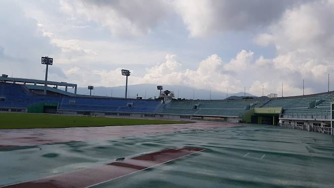 소나기 구름이 끼어 있고, 한때 소나기가 퍼 부은 제주종합경기장