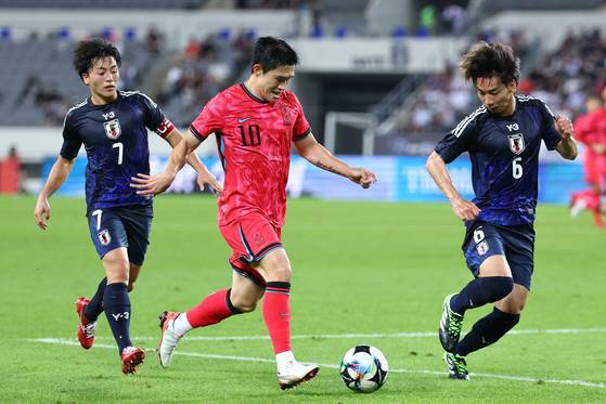 지난 7월15일 경기도 용인미르스타디움에서 열린 2025년 동아시아축구연맹(EAFF) E-1 챔피언십(동아시안컵) 남자부 최종 3차전 한국과 일본의 경기.   한국 이동경이 드리블하고 있다. 연합뉴스