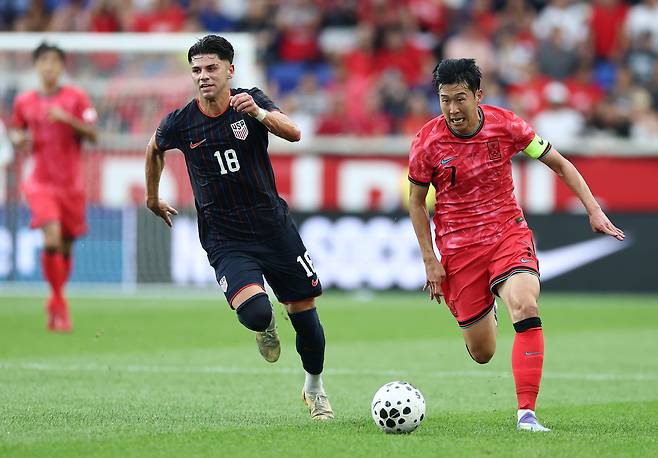 6일(현지시간) 미국 뉴저지주 해리슨 스포츠일러스트레이티드 스타디움에서 열린 한국 대 미국 친선경기에서 한국 손흥민이 드리블 돌파를 시도하고 있다. [연합뉴스]