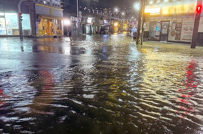 7일 오전 집중호우로 침수된 전북 군산시 나운동 상가 일대 모습. 연합뉴스
