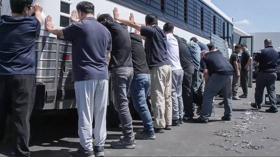 미국 이민세관단속국(ICE)과 국토안보수사국(HSI) 등 소속 요원들이 4일(현지시간) 현대자동차와 LG에너지솔루션이 조지아주 서베나에 공동으로 건설중인 배터리 공장에서 불법체류자 단속을 벌여 475명을 단속했다. 이 중 300여명이 한국인으로 파악된다. 사진은 이날 단속 요원들이 현장 직원들의 손목과 다리를 수갑과 쇠사슬로 묶고 있는 모습. ICE 동영상 캡처