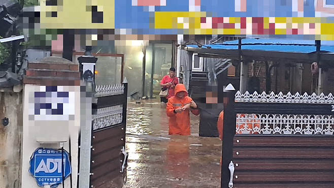 7일 아침 전북 전주 주택 침수 구조 활동(사진 출처:전북도소방본부)