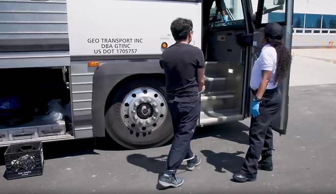 미국 이민세관단속국 ICE(U.S. Immigration and Customs Enforcement)가 조지아주 내 현대자동차그룹과 LG에너지솔루션 합작 배터리 공장 건설 현장의 한국인 직원 300여 명을 기습 단속·구금하는 영상을 공개했다. 사진=뉴스1