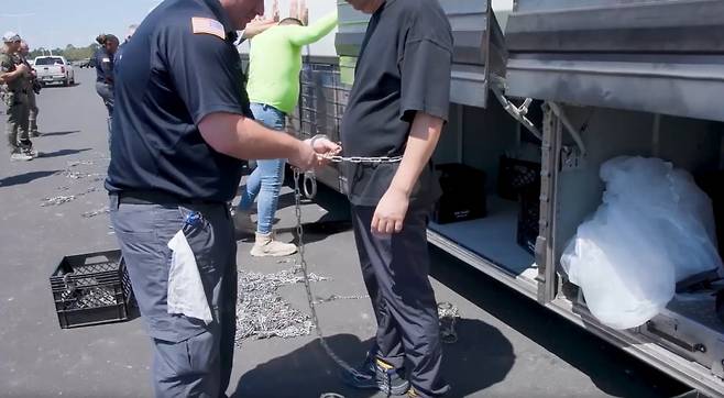 미국 이민세관단속국 ICE(U.S. Immigration and Customs Enforcement)가 조지아주 내 현대자동차그룹과 LG에너지솔루션 합작 배터리 공장 건설 현장의 한국인 직원 300여 명을 기습 단속·구금하는 영상을 공개했다. 사진=뉴스1