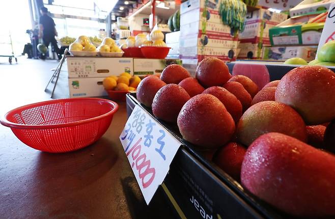 지난달 21일 서울 시내 한 전통시장에 사과가 진열돼 있다. 사진=연합뉴스