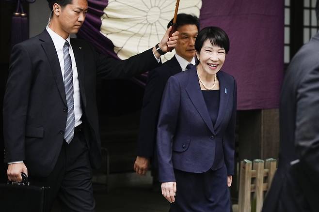 다카이치 전 경제안보상이 야스쿠니 신사를 참배하고 있다.  /사진=연합뉴스