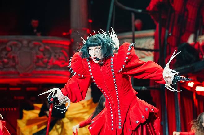 레이디 가가가 지난 7월 16일(현지시간) 싱가포르에서 열린  '메이헴 볼(Mayhem Ball)' 투어 공연 중이다. / Live Nation SG:FB