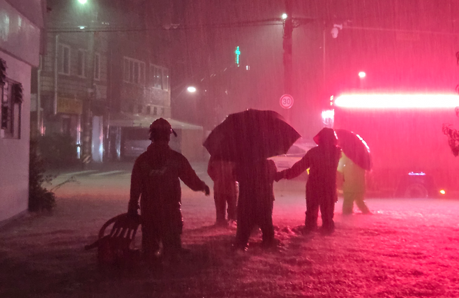전북 군산 송풍동 일대가 침수되면서 소방대원들이 주민 6명을 경로당으로 대피시키고 있다. 전북소방본부 제공