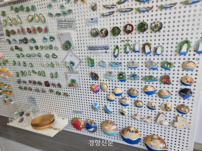 ‘바다 유리’ 등 해변 쓰레기를 ‘업사이클링’해 만든 소품들이 지난 6일 강원 동해시 공방 ‘두두달’에 진열되어 있다. 김태욱 기자