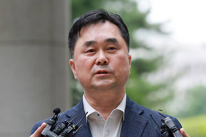 김종민 무소속 의원이 7일 국회 계엄 해제 의결 방해 의혹과 관련해 참고인 신분으로 조사받기 위해 서울 서초구 서울고검에 마련된 조은석 내란 특별검사팀에 출석하며 취재진 질문에 답하고 있다. 연합뉴스