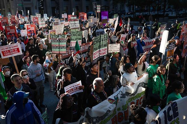 6일 미국 일리노이주 시카고에서 도널드 트럼프 미국 대통령의 이민 정책에 반대하는 시위대가 시내를 행진하고 있다. AFP연합뉴스