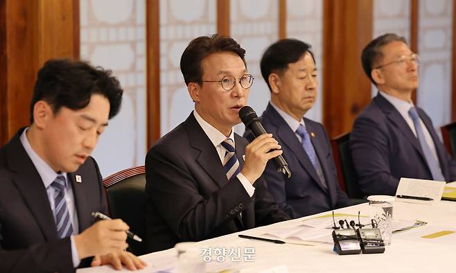 김민석 국무총리가 7일 서울 종로구 삼청동 국무총리 서울공관에서 열린 제3차 고위당정협의회에서 발언하고 있다. 사진공동취재단