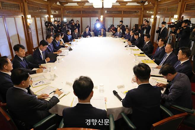 7일 서울 종로구 삼청동 국무총리 서울공관에서 열린 제3차 고위당정협의회가 열리고 있다. 사진공동취재단