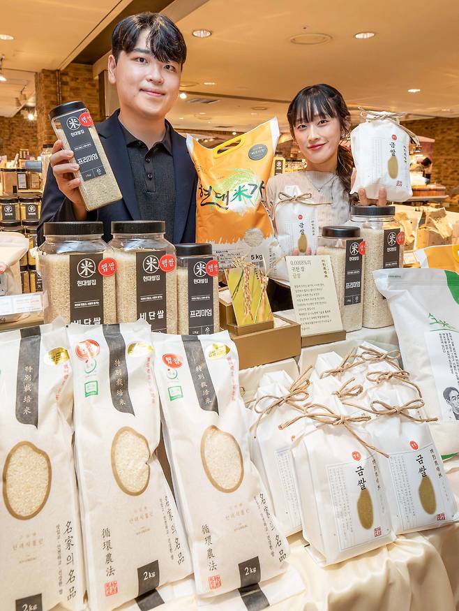 빠르게 나온 올해 첫 햅쌀 현대백화점이 올해 첫 햅쌀을 전국 점포의 식품관에서 판매한다고 7일 밝혔다. 현대백화점 모델들이 올해 첫 수확한 햅쌀을 소개하고 있다. 현대백화점 제공
