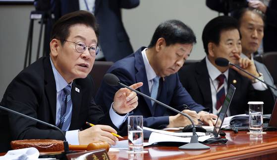 President Lee Jae Myung, left, speaks during a Cabinet meeting at the presidential office in central Seoul on Sept. 2, in which approved a revision to the Commercial Act enhancing the rights of minority shareholders and a labor bill expanding the bargaining rights of subcontract workers. [JOINT PRESS CORPS]