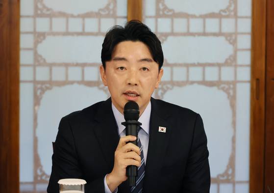 Presidential chief of staff Kang Hoon-sik speaks during a high-level meeting of the Democratic Party and government officials at the prime minister’s residence in central Seoul on Sept. 7. [YONHAP]