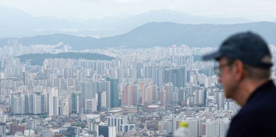 Apartments are seen from Namsan in central Seoul on Sept. 7. [YONHAP]